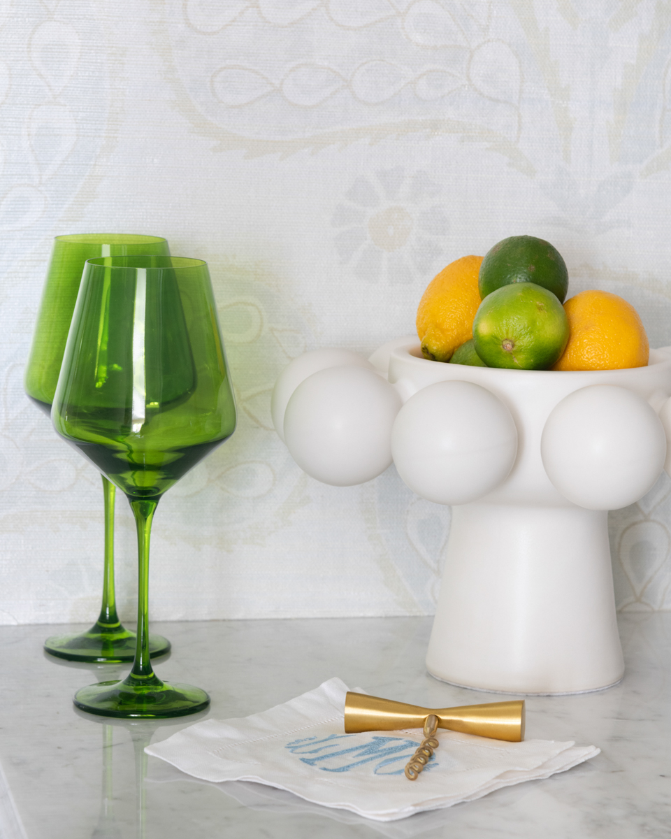 Details photo with fruit and drinkware