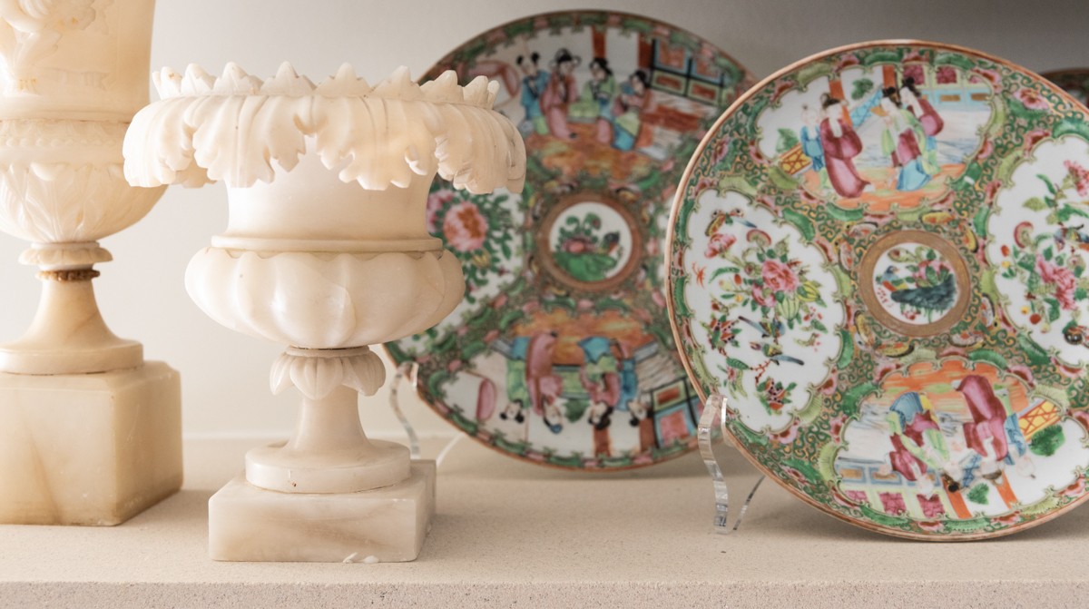 Details photo with painted plates
